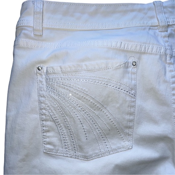 WHITE HOUSE BLACK MARKET "FEEL
BEAUTIFUL" Capris W/Stitching & Sequins SZ 16 - Picture 9 of 13